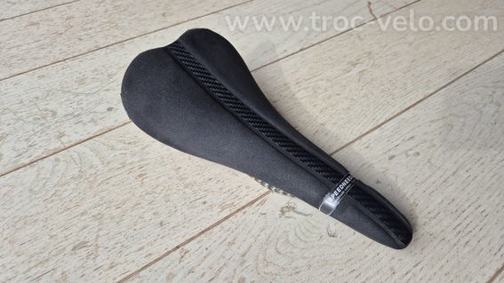 Selle TUNE Speedneedle 20TWENTY carbone avec revêtement Alcantara noir