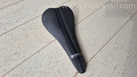 Selle TUNE Speedneedle 20TWENTY carbone avec revêtement Alcantara noir - 2