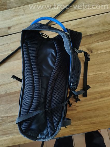 sac VTT avec poche a eau Camelbak Rogue  - 2