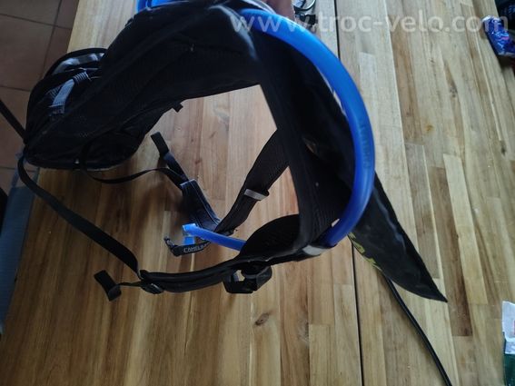 sac VTT avec poche a eau Camelbak Rogue  - 3