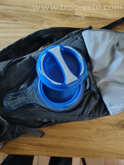 sac VTT avec poche a eau Camelbak Rogue  - 4