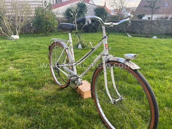 Vélo Vintage Femme Peugeot - Transmission Par Courroie - Rose, Rare