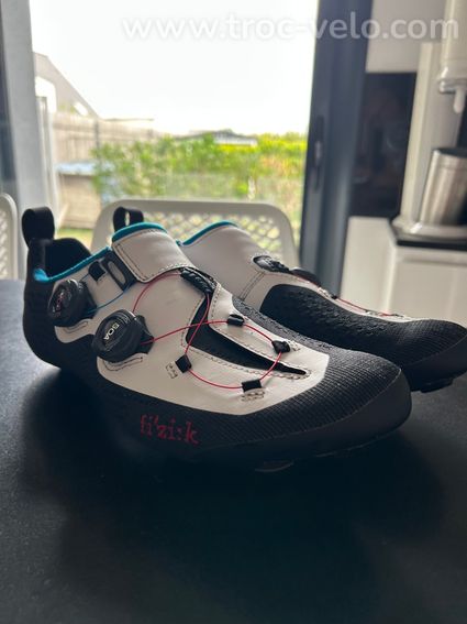 Chaussures Fizik taille 43 - 3