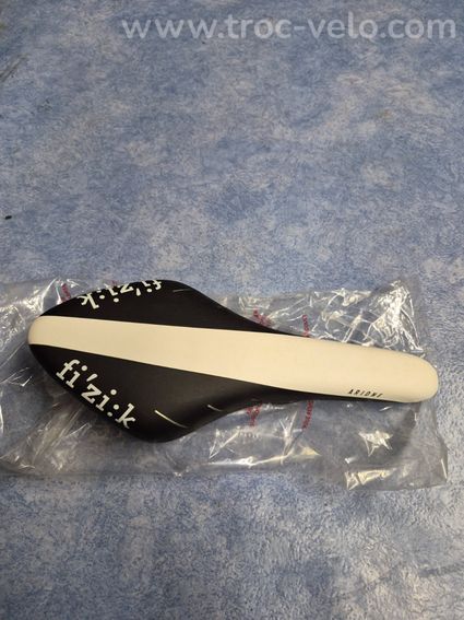 Selle vélo route Fizik Arione