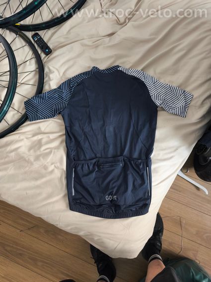 Maillot Gore manches courtes bleu et rayées blanc, taille M - 2
