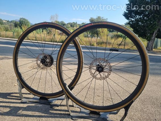 ROUES CARBONE ULTRA LIGHT – SPADA KOM DISC CARBONE / CÉRAMIQUE