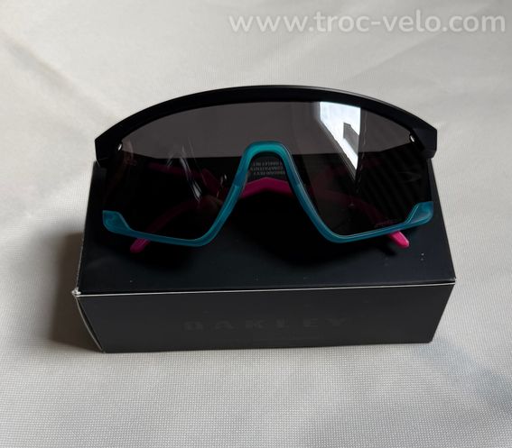 Lunettes Oakley BXTR verres prizm black branches roses en parfait état avec set complet