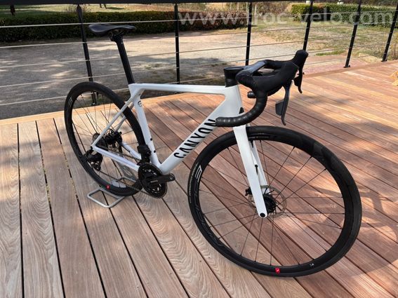 Canyon Ultimate CF SLX 8 AXS, équipé du groupe SRAM Force AXS.