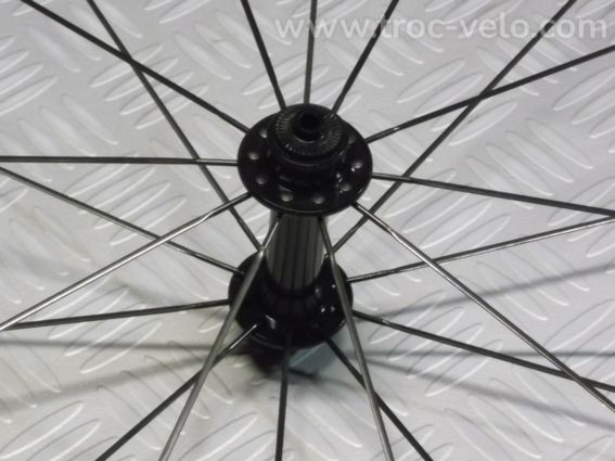 Paire de roues vélo fibre de carbone ultra légères neuves - 4