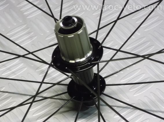 Paire de roues vélo fibre de carbone ultra légères neuves - 5