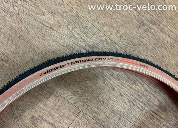 Pneus Gravel Vittoria Terreno Dry 38c neufs - 2