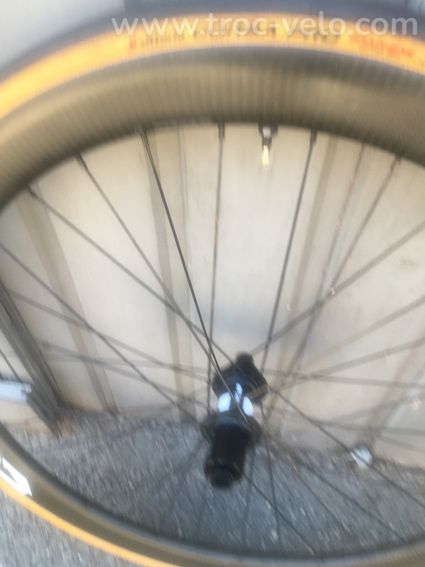 VENDS UNE PAIRE ROUE COMIC CARBONNE AXE TRAVERSANT POUR DISQUE - 3