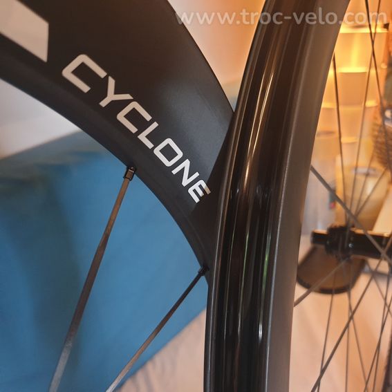Kore Cyclone paire roues carbones neuves 1220g pour shimano ou Sram 12v  - 2
