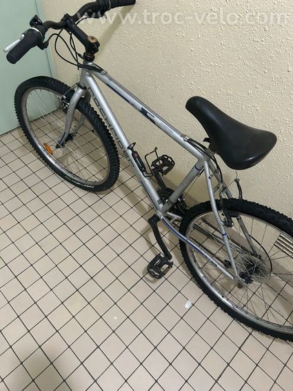 Vélo VTT Rockrider à réparer