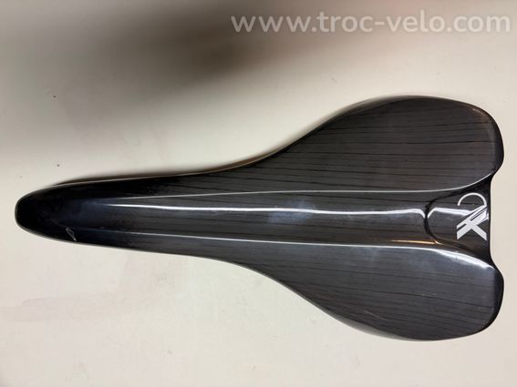 À vendre selle ax lightness neuve carbone 85 grammes