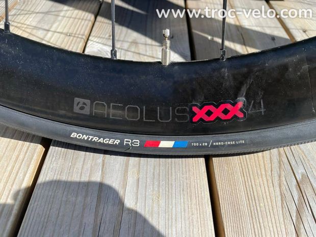 Roues tout carbone Bontrager Aeolus XXX 4 TLR disque avec pneus Bontrager R3 700x28mm - 3