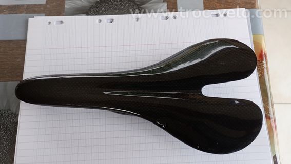 SELLE . TOUT CARBONE. POIDS 104G - 2