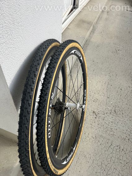 Paire de roues carbone à boyaux – Avant Oderen Raon / Arrière Mavic Cosmic – Patins