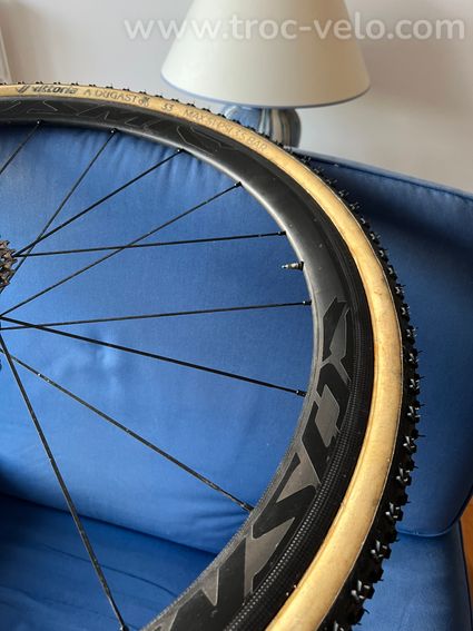 Paire de roues carbone à boyaux – Avant Oderen Raon / Arrière Mavic Cosmic – Patins - 6