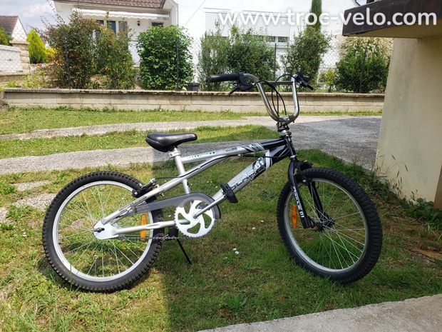 Vélo BMX gris  - 1