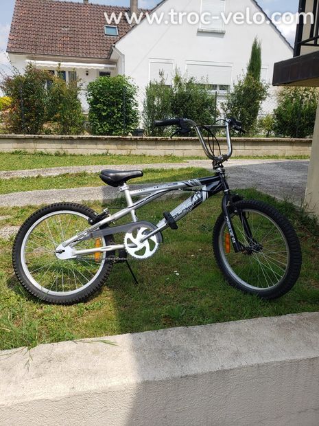 Vélo BMX gris  - 3