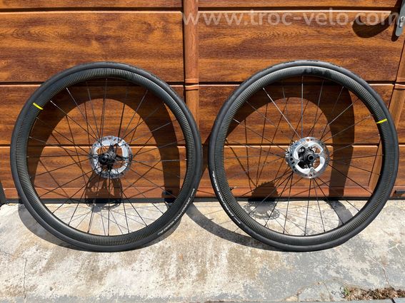 Paire de roues carbone + cassette + pneus montés en tubeless