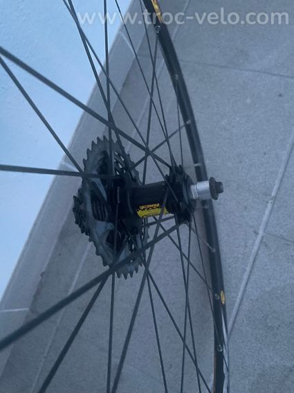 Roue arrière Mavic Aksium Race - Patins - 11 vitesses + Cassette 11v - 3
