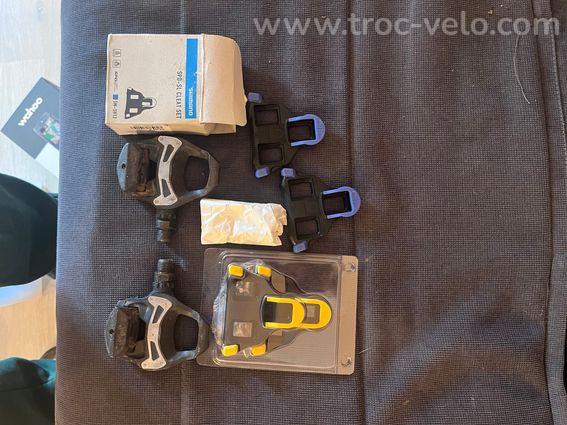 Calles et pédales de vélo de route jaune et bleue de chez Shimano