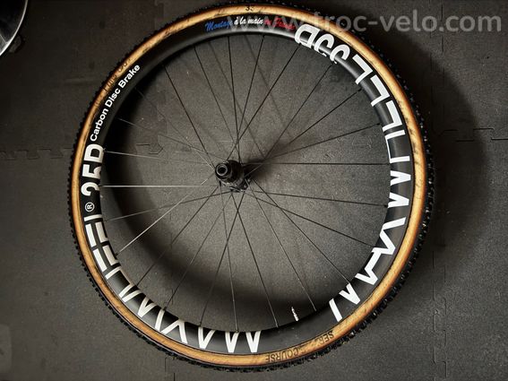 Roue AR Max Wheel avec boyaux FMB boue légèrement abimée.