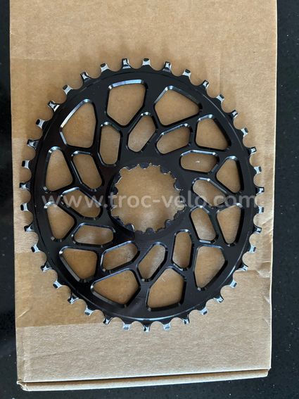 Vends un plateau de Gravel absolute black en 38 dents pour SRAM Gxp et bb30
