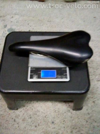 Selle 210 grammes en bon état