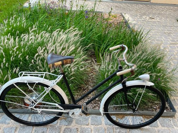 Vélo vintage restauré à la main – Noir & Blanc