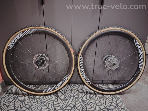 Paire de roues carbones à boyaux evoride