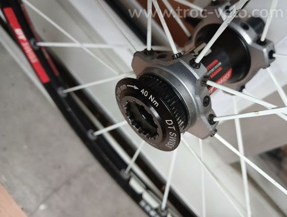 Roue DT Swiss TRICOM XM 1550 26" pouces Center-Lock vendue SANS ROUE LIBRE NI Adaptateur d'axe - 5