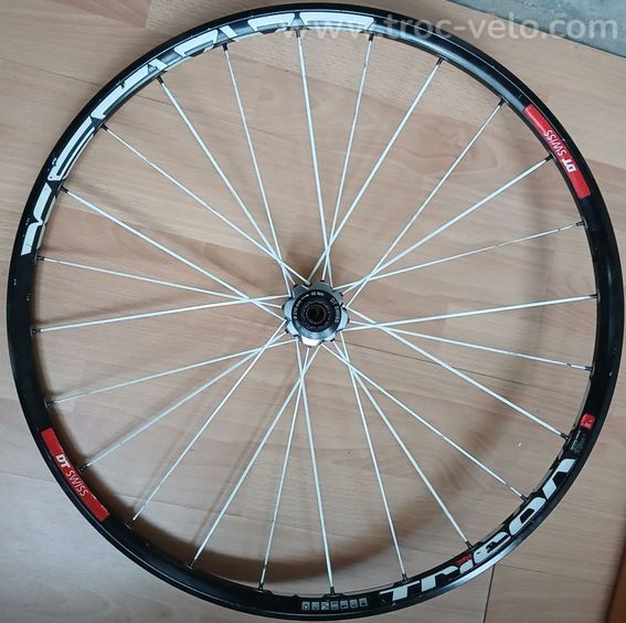 Roue DT Swiss TRICOM XM 1550 26" pouces Center-Lock vendue SANS ROUE LIBRE NI Adaptateur d'axe - 6