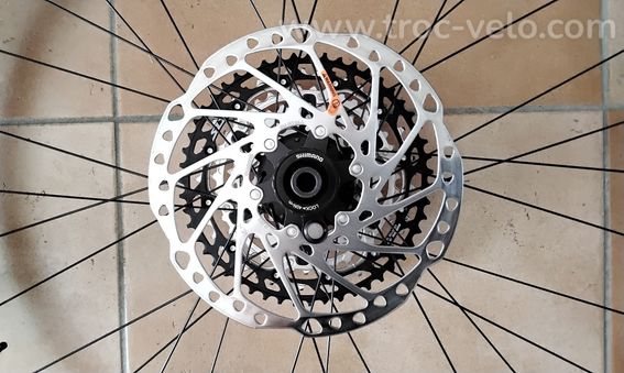 Paire de disques de frein VTT Shimano SM-RT64 Centerlock 220+203mm