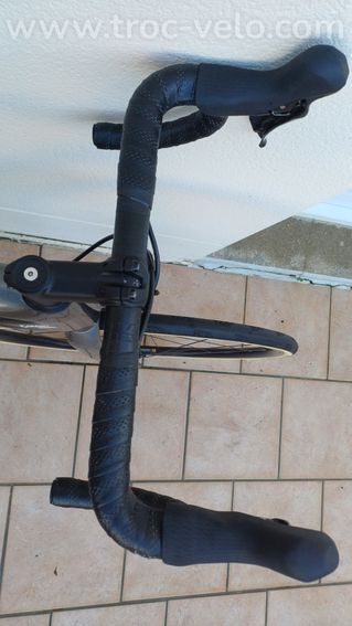 GIANT DEFY Advanced 3 2021 Taille M - Shimano Tiagra - 10