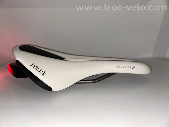 Selle Fizik Aliante R3 Open Regular 143mm + Lumière AR Lumo L5 + x4 Protections Latérales  - 4