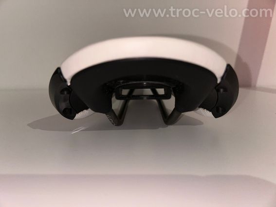 Selle Fizik Aliante R3 Open Regular 143mm + Lumière AR Lumo L5 + x4 Protections Latérales  - 8