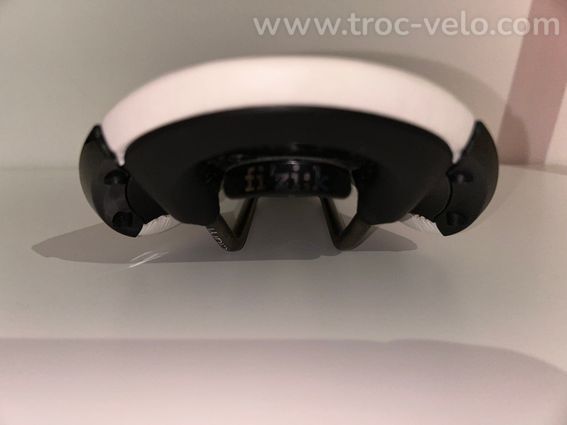 Selle Fizik Aliante R3 Open Regular 143mm + Lumière AR Lumo L5 + x4 Protections Latérales  - 9