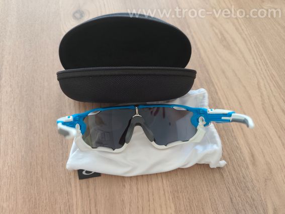 Oakley jaw beaker - 3