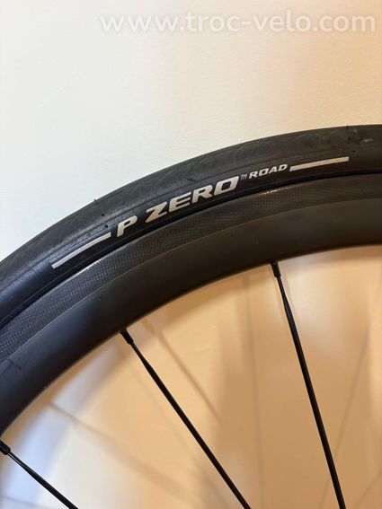 Roue avant carbone CSC 35mm — Moyeu Powerway R13 — Pneu Pirelli P ZERO - 3
