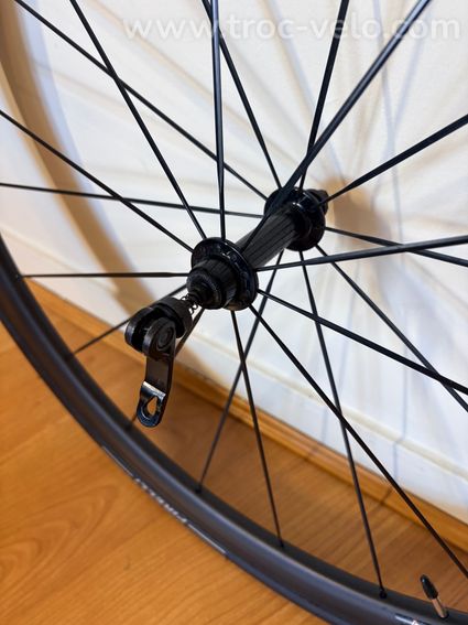 Roue avant carbone CSC 35mm — Moyeu Powerway R13 — Pneu Pirelli P ZERO - 5