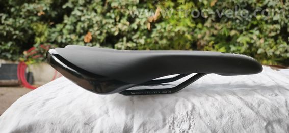Vend selle de marque Moustache