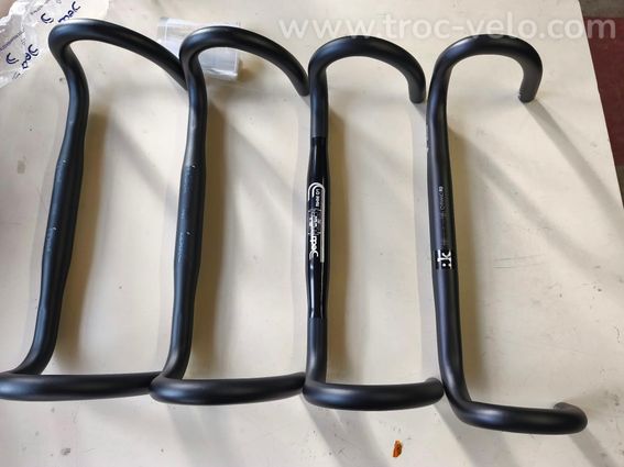 Lot de 4 cintres neufs (Deda & Fi'zi:k)