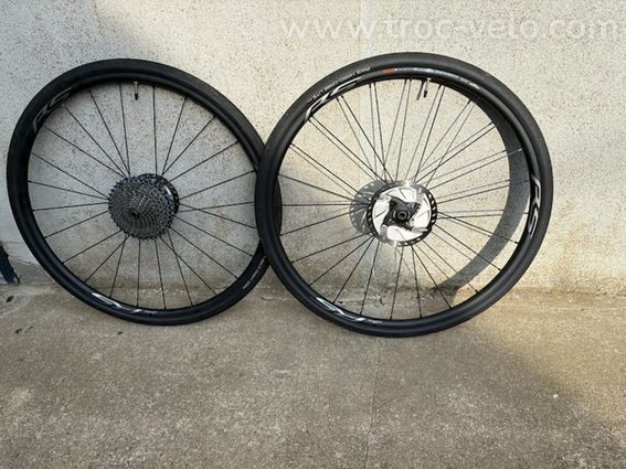 Paire de roues route/gravel SHIMANO RS alu 700