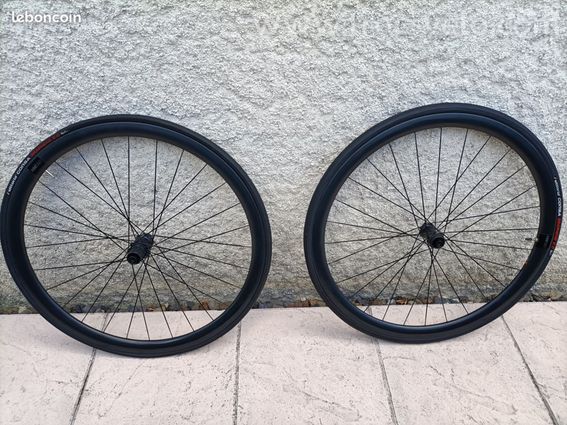 Roues vélo carbone DT SWISS
