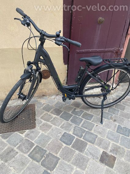 Vélo femme CUBE état neuf.