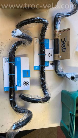 Lot de 3 Cintres neufs (2 Pro Vibe & 1 Deda Element)