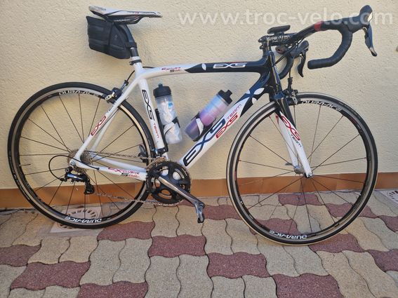 Vélo route en carbone, équipé en Durace
